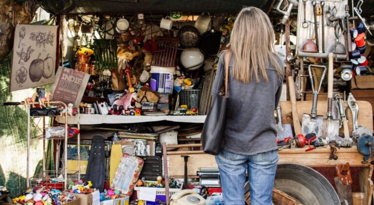 Cómo Aprovechar las Ventas de Garage y Mercados de Segunda Mano